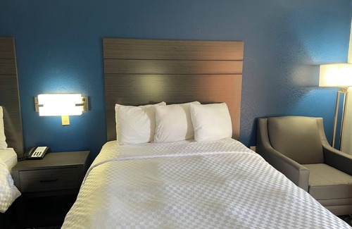 Warren Hotel | Clairmont Inn & Suites Warren