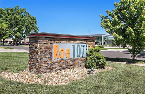 Prairie Village Apartment | Classic Corner Queen BD No Stairs Fast WiFi Parking