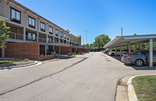 Prairie Village Apartment | Classic Corner Queen BD No Stairs Fast WiFi Parking