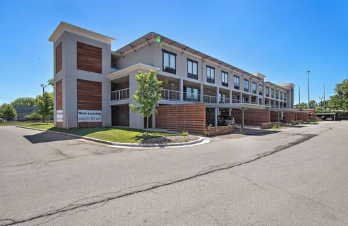 Prairie Village Apartment | Classic Corner Queen BD No Stairs Fast WiFi Parking