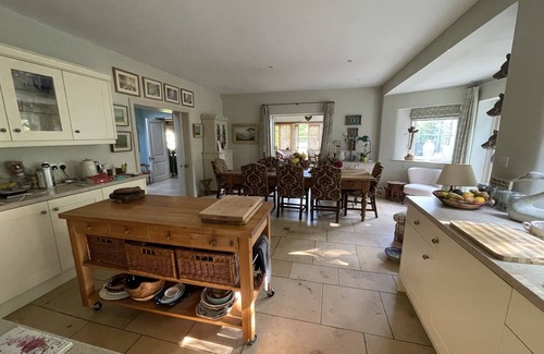 Lechlade House | Classic Cotswold Home in Little Faringdon nr Burford dog friendly