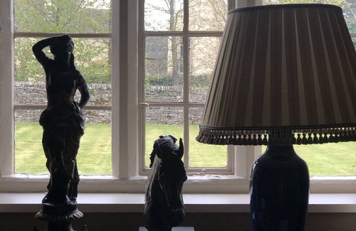 Lechlade House | Classic Cotswold Home in Little Faringdon nr Burford dog friendly