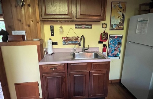 Lake Erie Beach Cottage | Classic cottage country, a short stroll to the beach!