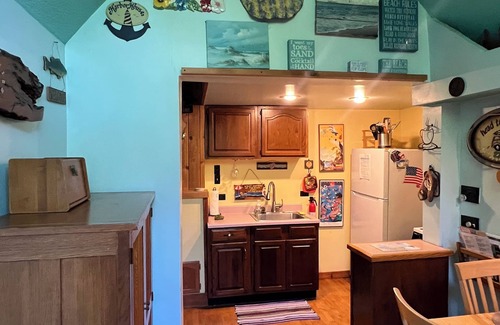 Lake Erie Beach Cottage | Classic cottage country, a short stroll to the beach!