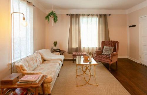 Medford Apartment | Classic & Cozy Apartments - Parking & Close To Dw