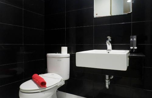Siwalankerto Apartment | Classic Modern Studio Room Apartment at The Square Surabaya By Travelio