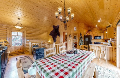 Rainbow Valley Cabin | Classic Mountain Home w/Stunning Views, WiFi, Private Hot Tub & Fireplace