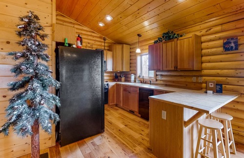 Rainbow Valley Cabin | Classic Mountain Home w/Stunning Views, WiFi, Private Hot Tub & Fireplace