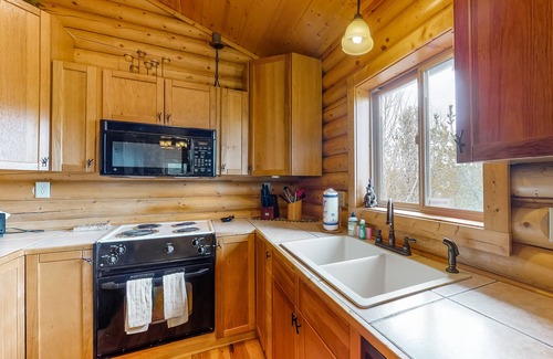 Rainbow Valley Cabin | Classic Mountain Home w/Stunning Views, WiFi, Private Hot Tub & Fireplace