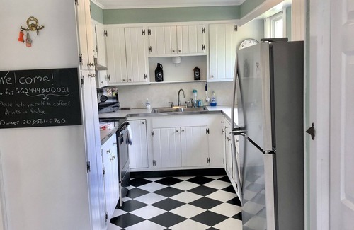 West Mystic House | Classic Mystic Retreat Walking Distance to Downtown