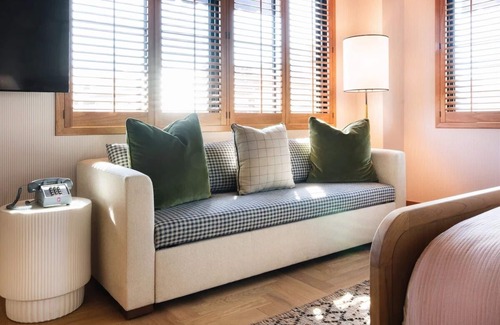 Hyde Park House | Classic Room With Kitchenette In A Shopping Zone, Bring Your Pets!