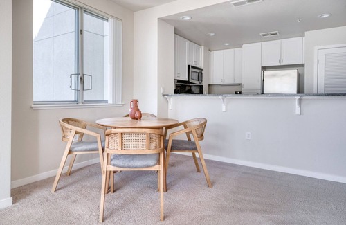 Santa Clara Apartment | Classic Santa Clara 1BR w/Gym, Pool & W/D, nr tech HQs, by Blueground