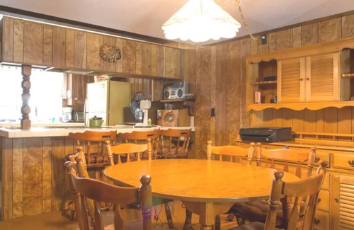 Summit Estates Cabin | Classic Style Cabin Retreat-Hiking, Village, Lake