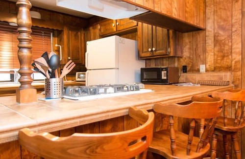 Summit Estates Cabin | Classic Style Cabin Retreat-Hiking, Village, Lake