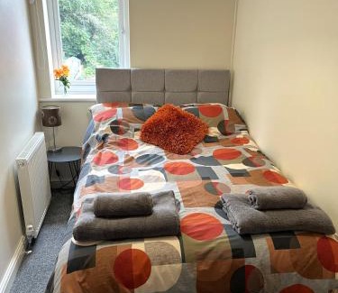 Mapperley House | Claygate Place - Entire 2 Bed House, Off Street Parking - Perfect For Holiday Breaks or Contractors