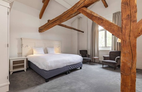 Baarlo Hotel | Clean and Calm Stay Near Walking Trails and Outlet Stores! Onsite Dining