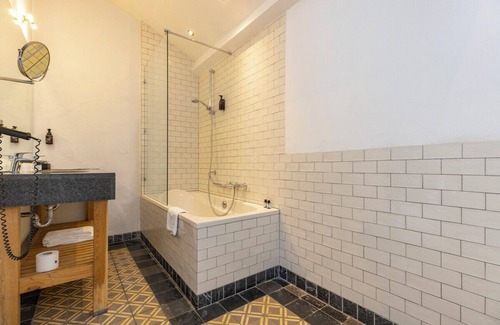 Baarlo Hotel | Clean and Calm Stay Near Walking Trails and Outlet Stores! Onsite Dining