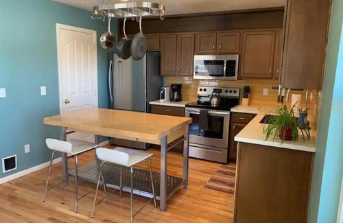 Erie House | Clean and Convenient 3 BR Erie Townhouse