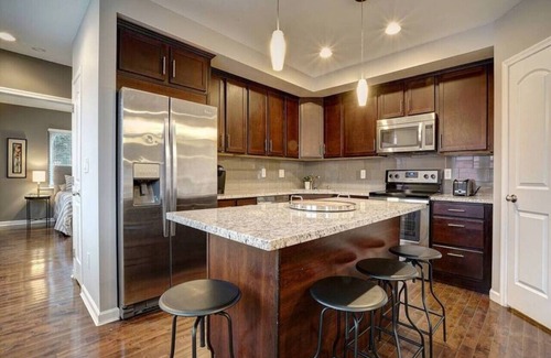 Mount Auburn Apartment | Clean & Bright 2BR near downtown
