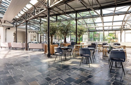 Baarlo Apartment | Clean & Comfortable with Forest Paths Just Steps Away! Onsite Dining