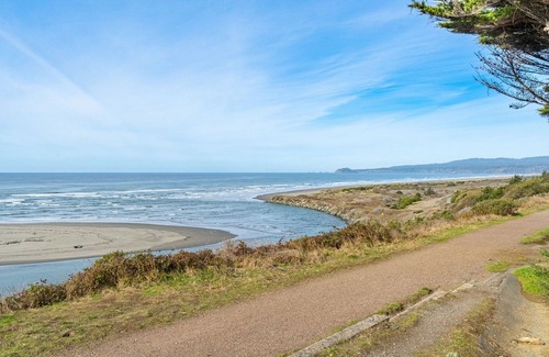 McKinleyville House | Clean, comfy and located in a Redwood Park like setting. Walk to Moonstone Beach