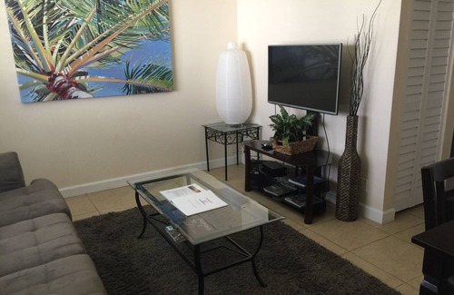 Croissant Park Apartment | Clean, Quiet - Centrally Located Near Airport And Downtown