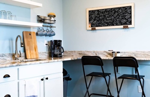 University District Apartment | Clean & Serene Studio - easy on/off interstate
