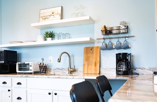 University District Apartment | Clean & Serene Studio - easy on/off interstate