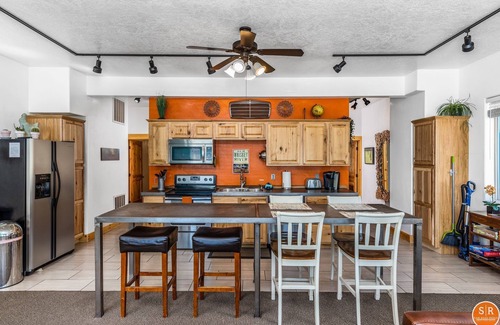 Zion National Park South Entrance Apartment | Clean, Spacious 2 BDRM, in the heart of Springdale! Sleeps 4-6. Shuttle stop#5