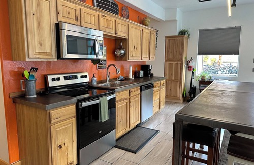 Zion National Park South Entrance Apartment | Clean, Spacious 2 BDRM, in the heart of Springdale! Sleeps 4-6. Shuttle stop#5