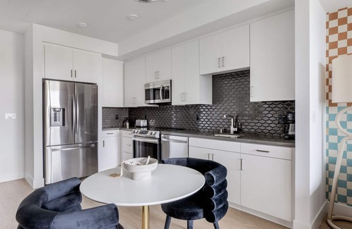 University Heights Apartment | Clean University Heights 1BR w/Courtyard, nr Restaurants, by Blueground