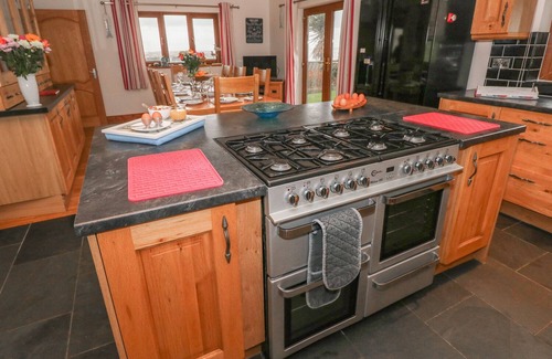 Pendine House | CLEAR VIEW, pet friendly, character holiday cottage in Pendine
