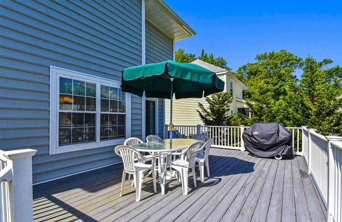 Clearwater House | Clear Water Home Close to the Beach w/Shared Pool, Private Washer/Dryer