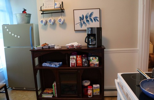 Dover Apartment | 🤓Clever Studio🍷Free Wine☕️Coffee/Tea Bar - Free Parking!
