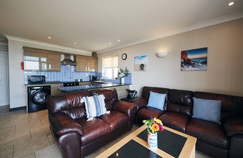Pendine Cottage | Cliff Haven, Seaside apartment with stunning views