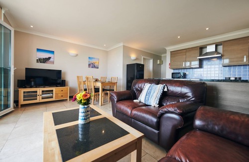 Pendine Cottage | Cliff Haven, Seaside apartment with stunning views