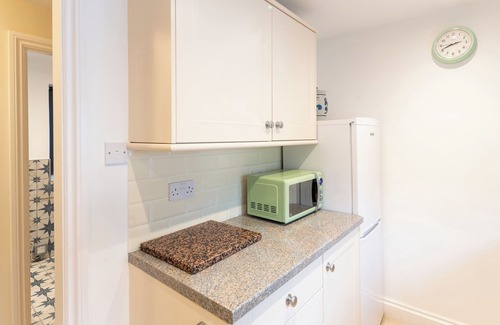 Lyme Regis Cottage | Cliff View Cottage looking out to sea with garden