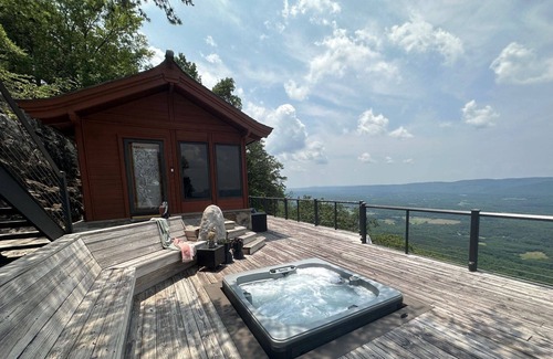 Menlo Cabin | Cliffside 1BR Cabin | Unique | Luxury | Romantic | Modern | Hot Tub & Stunning Views | Lookout Mtn