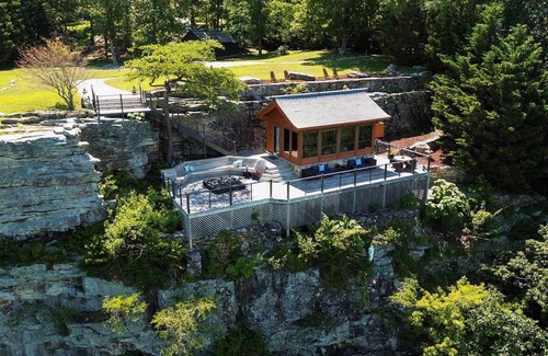 Menlo Cabin | Cliffside 1BR Cabin | Unique | Luxury | Romantic | Modern | Hot Tub & Stunning Views | Lookout Mtn