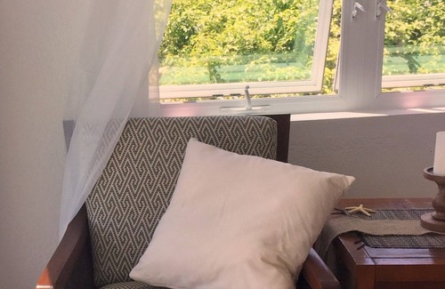 South Coast Apartment | Clifftop Apt: 180-degree Balcony Ocean Views, 5min to 3 Beaches