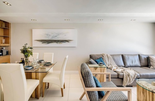 Clifton Apartment | Clifton Apartment w Direct Beach Access Marella