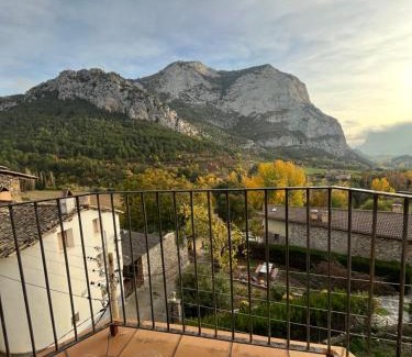 Figols i Alinya House | Climb Catalunya Figols