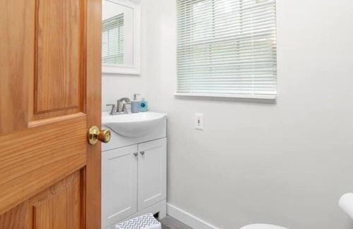 Teall Beach House | Close-Lake, 3 Brothers, Dwntwn,Wifi, Self Checkin