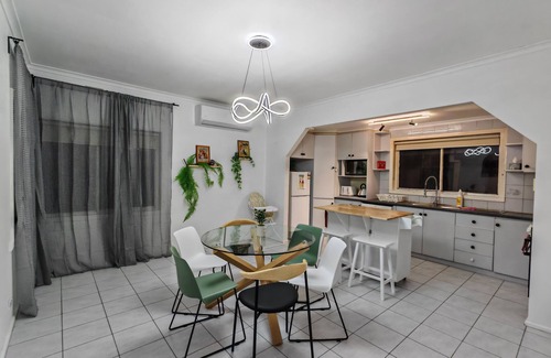 Dallas House | Close to Airport, Walk to Train