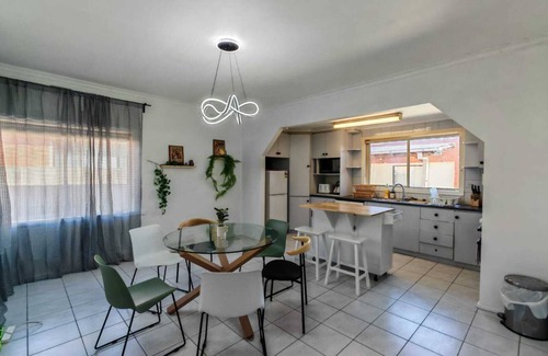 Dallas House | Close to Airport, Walk to Train