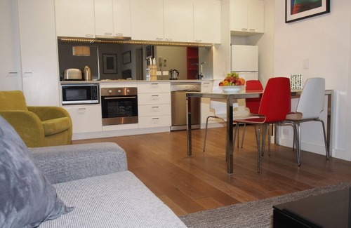 South Yarra Apartment | close to Alfred Hospital, Chapel St,Prahran and 10 min by Tram to the CBD