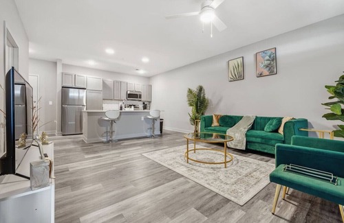 Whitestown Apartment | Close to All | Bright & Clean