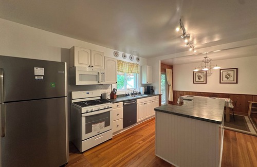 Union Pier House | Close To Beach ~ Private Lovely Pool ~ Family-Friendly Vacation Getaway!
