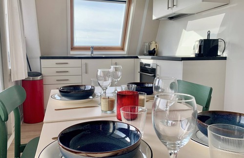 Petten House | Close to beach, spacious city centre flat, 2 bedrooms, WiFi, washing machine