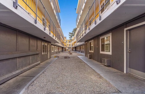Sunrise Manor Apartment | CLOSE TO DOWNTOWN & EASY ACCESS TO THE FREEWAY, STOP BY TODAY & ENJOY YOUR STAY.
